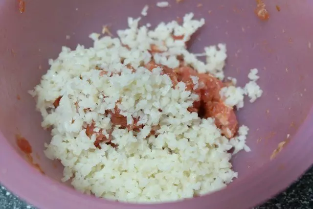 肉餡拌上蓮藕做成餡,簡單一蒸健康又美味,中秋家宴必備家常菜!