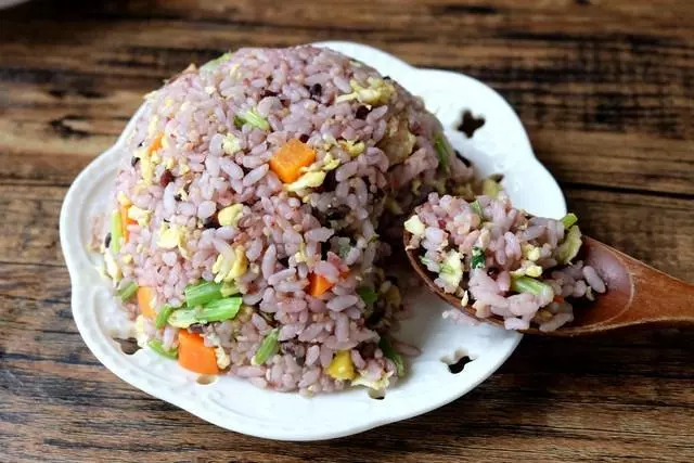 總用白米飯做蛋炒飯太沒創意了,來看看三米飯做的家常炒飯吧