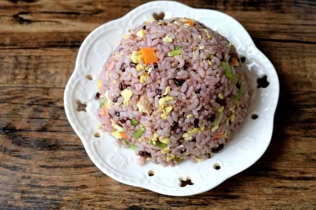 總用白米飯做蛋炒飯太沒創意了,來看看三米飯做的家常炒飯吧