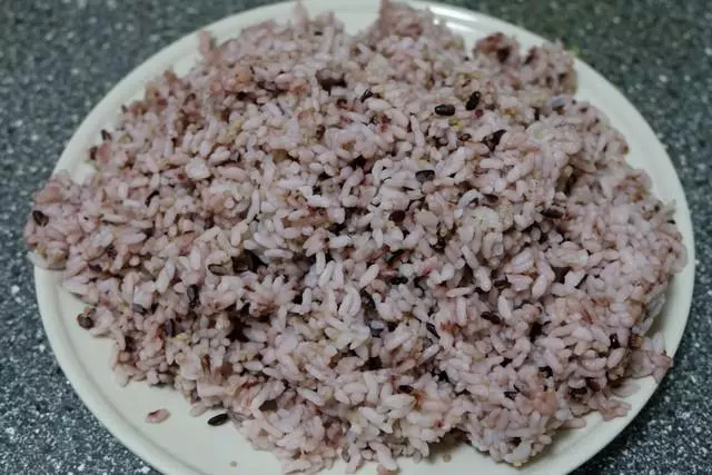 總用白米飯做蛋炒飯太沒創意了,來看看三米飯做的家常炒飯吧