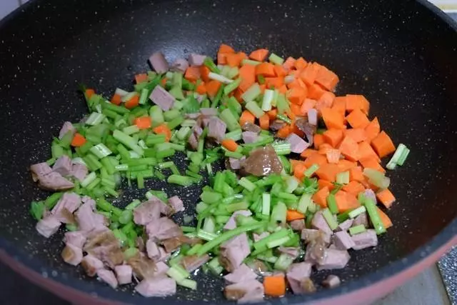 總用白米飯做蛋炒飯太沒創意了,來看看三米飯做的家常炒飯吧