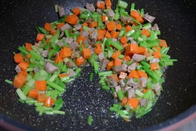 總用白米飯做蛋炒飯太沒創意了,來看看三米飯做的家常炒飯吧