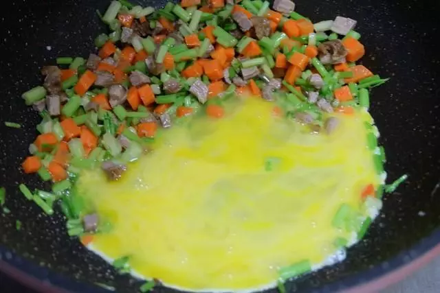 總用白米飯做蛋炒飯太沒創意了,來看看三米飯做的家常炒飯吧