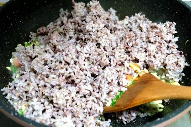 總用白米飯做蛋炒飯太沒創意了,來看看三米飯做的家常炒飯吧