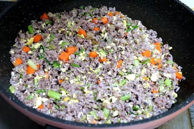 總用白米飯做蛋炒飯太沒創意了,來看看三米飯做的家常炒飯吧