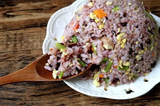 總用白米飯做蛋炒飯太沒創意了,來看看三米飯做的家常炒飯吧