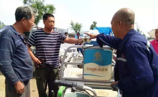 主人將狗媽媽和小狗崽賣掉,狗媽媽看著孩子被賣掉,眼神令人心酸