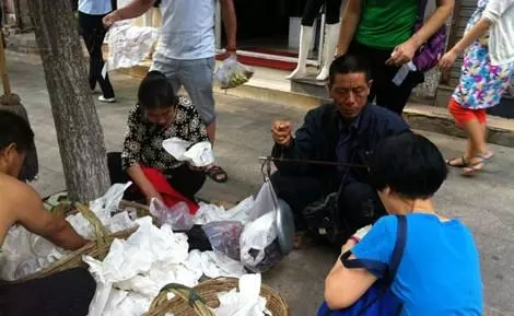 老農葡萄賣不出,小孫子一個無意舉動,沒想到瞬間生意爆滿