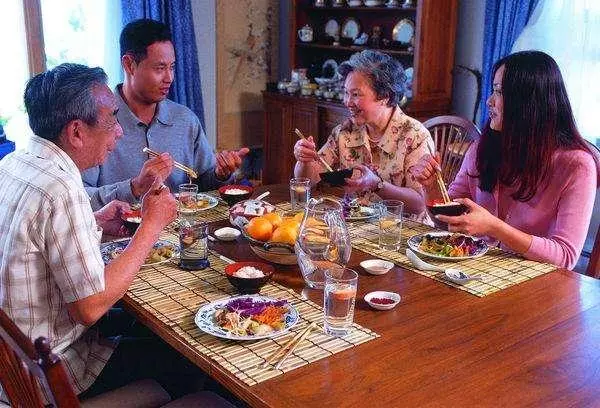 高血壓要遠離4種高鹽食物,3個調味料,1種肉,再想吃也要忍住