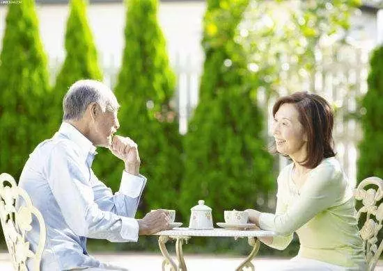 早上起床要不要喝水?養生專家:做對這5件事的人,比別人更長壽