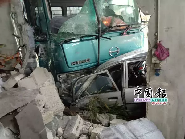載沙羅釐疑剎車器失靈,撞車復撞入工廠!造成2人冤死!