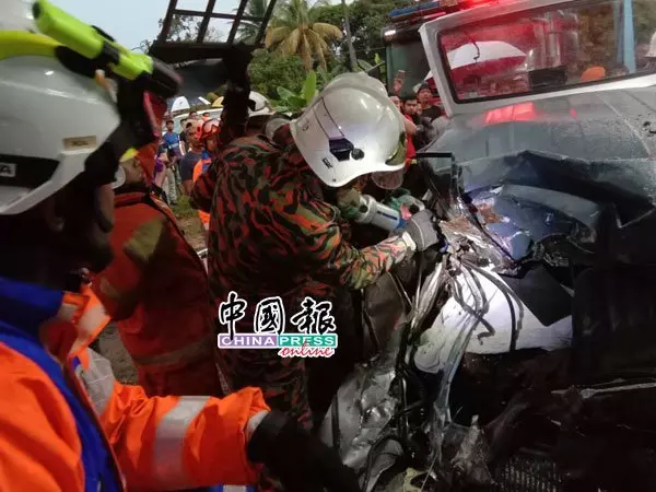 載沙羅釐疑剎車器失靈,撞車復撞入工廠!造成2人冤死!