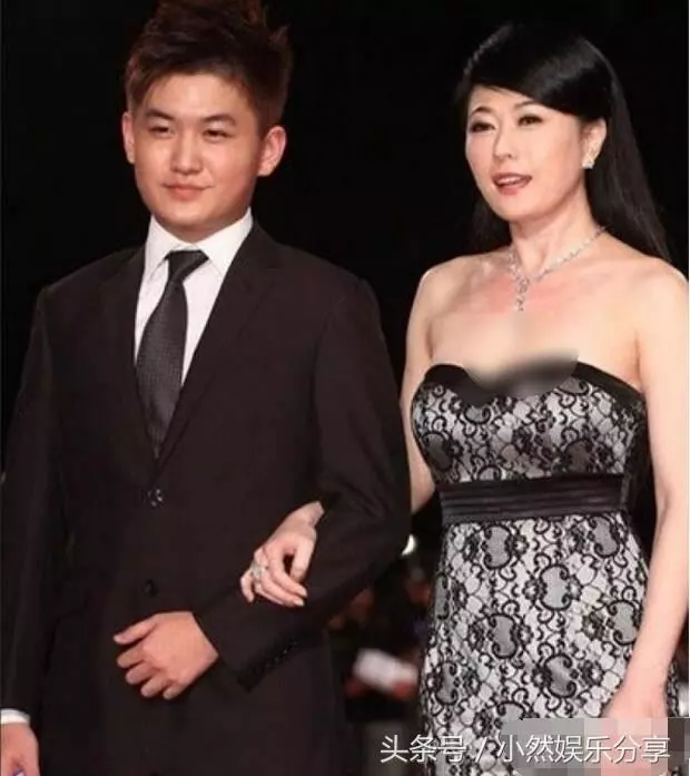 她顏值不輸蕭薔,曾兩度嫁入豪門後凈身出戶,如今54歲成這樣!