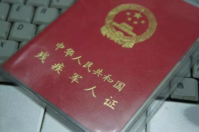 六旬老人打工月薪1萬,部門經理不服氣,獲知老人經歷他啞口無言