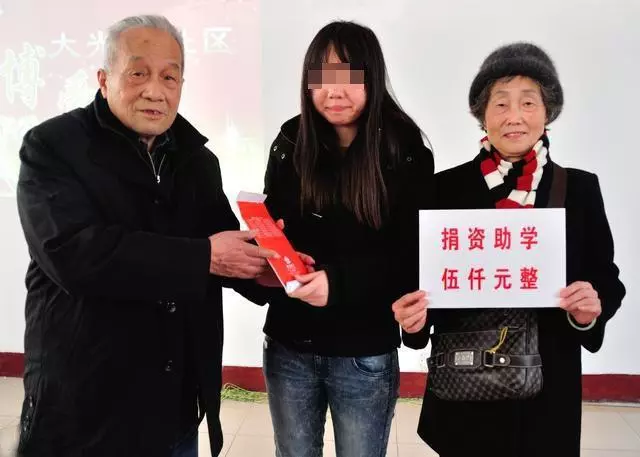 六旬老人打工月薪1萬,部門經理不服氣,獲知老人經歷他啞口無言