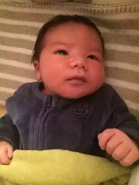 一位媽媽嫌兒子出生時醜差點扔掉,結果幾個月之後… -