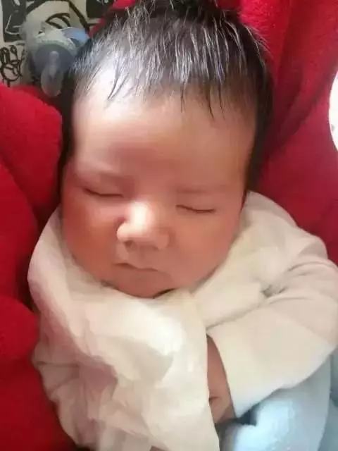 一位媽媽嫌兒子出生時醜差點扔掉,結果幾個月之後… -