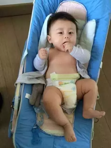 一位媽媽嫌兒子出生時醜差點扔掉,結果幾個月之後… -