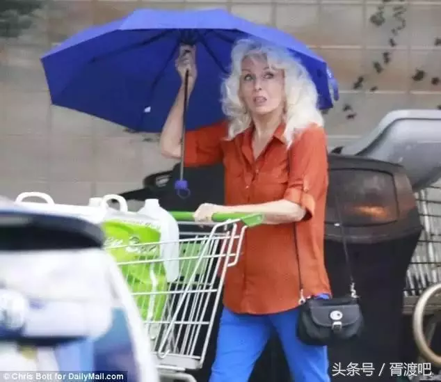 這對夫妻中了彩票大獎「銀行帳戶瞬間多了30億」,然而5個月後記者拍到的生活照讓大家都錯愕 -