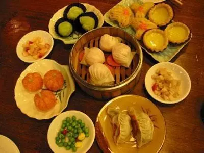 女子用餐廳餐具給孩子接尿,揚言:反正碗都是要洗的 -