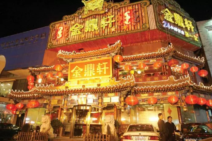 女子用餐廳餐具給孩子接尿,揚言:反正碗都是要洗的 -
