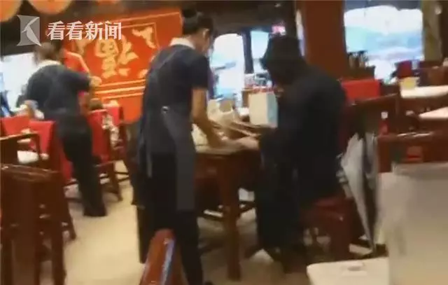 女子用餐廳餐具給孩子接尿,揚言:反正碗都是要洗的 -