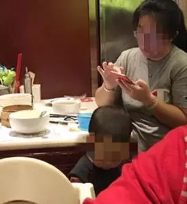 女子用餐廳餐具給孩子接尿,揚言:反正碗都是要洗的 -