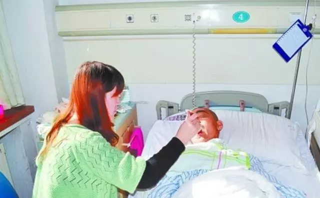 親媽住院,孝順弟媳日夜伺候,無意間瞧見她的褲兜,我趕緊報了警