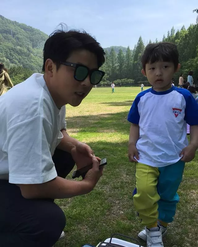 宋仲基33歲生日,兩個侄子為他唱歌慶生,一起上桌表演超可愛