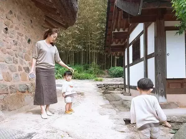 宋仲基33歲生日,兩個侄子為他唱歌慶生,一起上桌表演超可愛