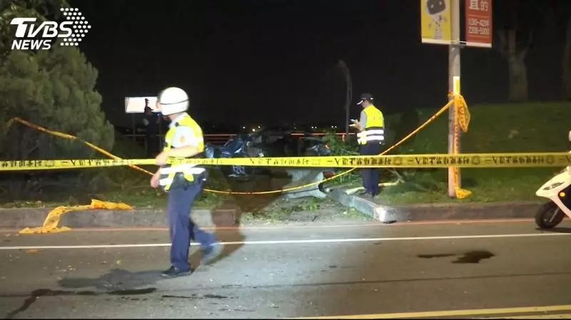 情侶駕車撞護欄失控翻覆 20歲女遭削頭 皮慘死