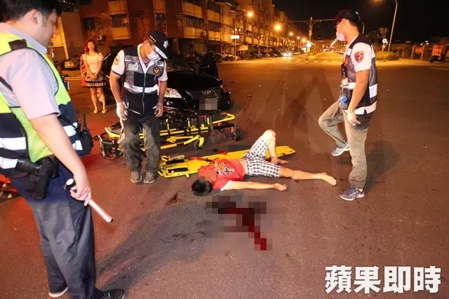 醉騎士路口突衝出 女駕駛剎不住撞斷他腿 -