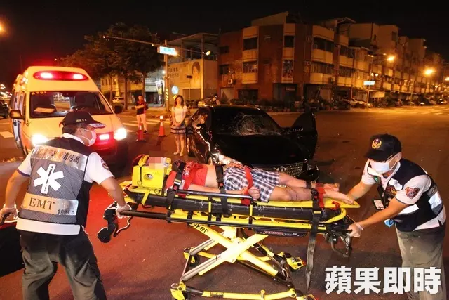 醉騎士路口突衝出 女駕駛剎不住撞斷他腿 -