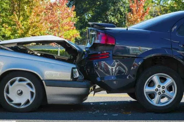 馬來青年撞壞我的車,一句「沒駕照」,連警察也沒辦法?我該怎麼辦?