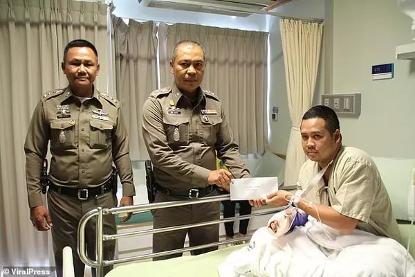 槍戰下體慘被射 iPhone護警免爆蛋