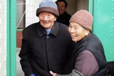 兒子大學畢業後每月都會寄錢到家裡,但卻2年沒回家了,沒想到某天5歲孫子卻說:「這是爺爺寄的!」