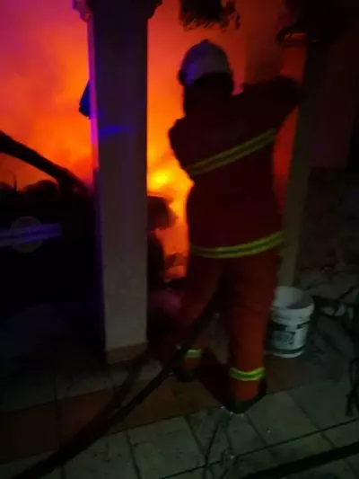 泊屋前德士起火 蔓延屋內 險燒死2人
