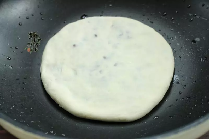 家常烙餅換個做法,鬆軟可口,補血養胃,用涼水和面也不會硬!
