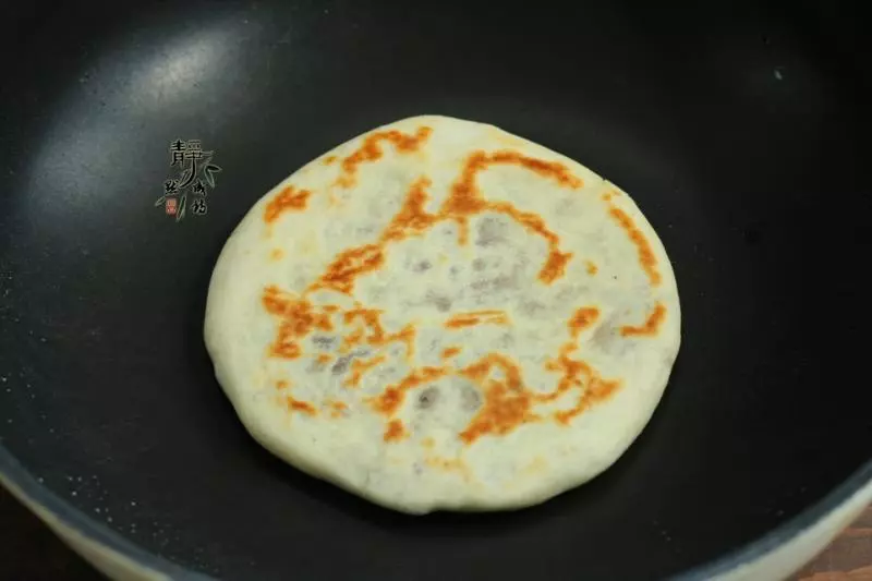 家常烙餅換個做法,鬆軟可口,補血養胃,用涼水和面也不會硬!