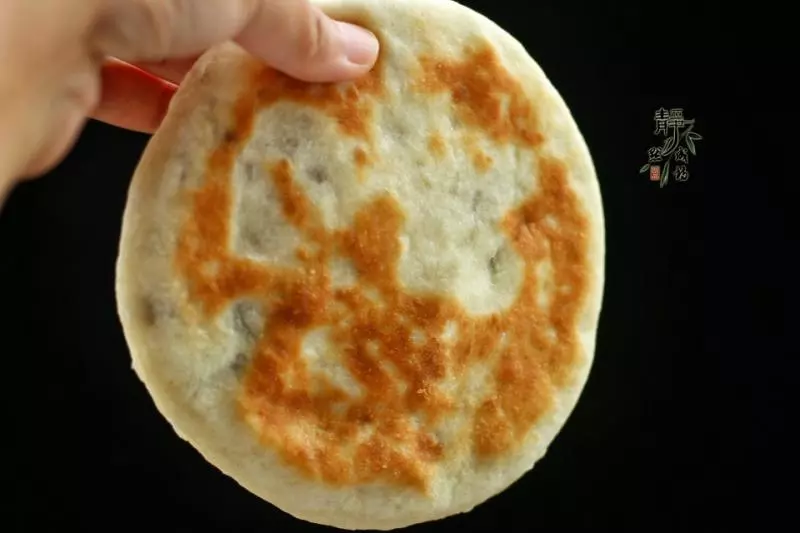 家常烙餅換個做法,鬆軟可口,補血養胃,用涼水和面也不會硬!