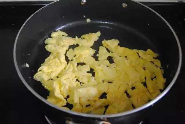 韭菜炒雞蛋,到底先炒韭菜、還是先炒雞蛋?