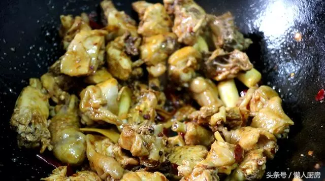 大盤雞就要這麼做才好吃,雞肉嫩滑土豆綿軟入味,關鍵是一看就會 !