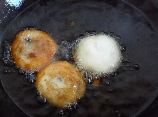 半碗糯米粉,半斤豆沙餡,簡單一炸,酥脆可口,比炸丸子好吃!