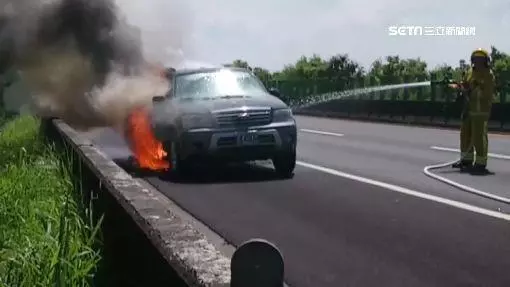 休旅車開到火燒車!油箱漏油烈焰猛燒