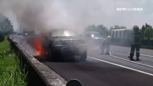 休旅車開到火燒車!油箱漏油烈焰猛燒