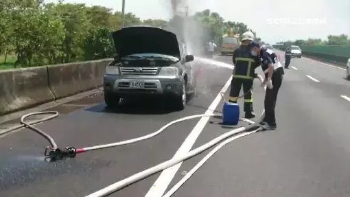 休旅車開到火燒車!油箱漏油烈焰猛燒