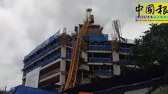 (內有影片)工地塔吊吊臂墜落壓中行駛中馬賽地及四驅車