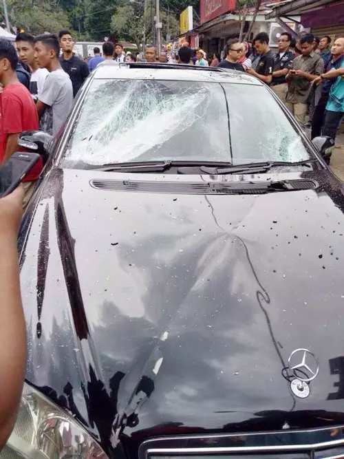 (內有影片)工地塔吊吊臂墜落壓中行駛中馬賽地及四驅車