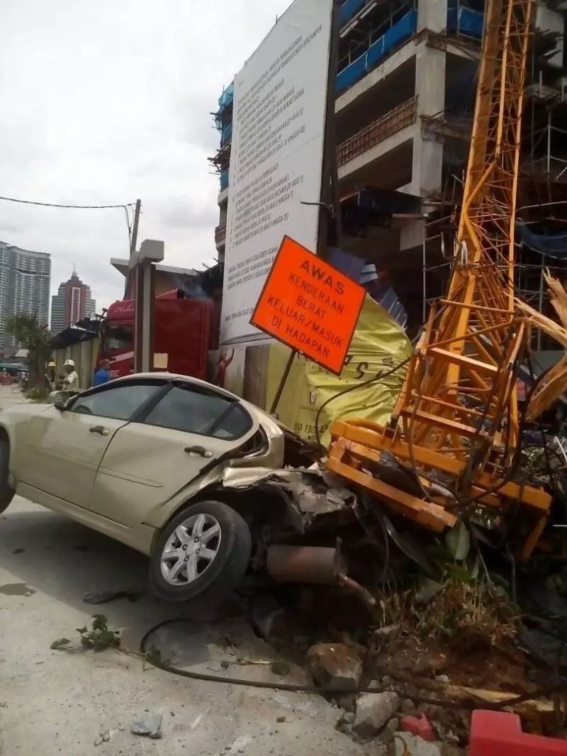 (內有影片)工地塔吊吊臂墜落壓中行駛中馬賽地及四驅車