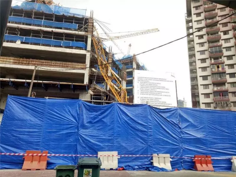 (內有影片)工地塔吊吊臂墜落壓中行駛中馬賽地及四驅車
